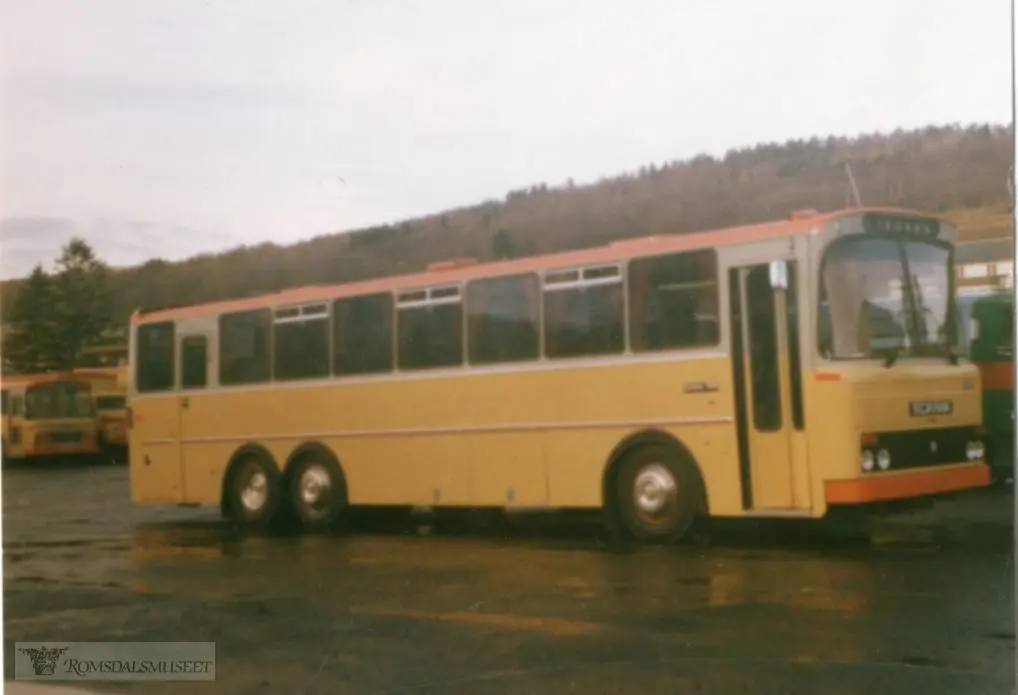 Bildet viser en ny buss til Eira-Eidsvåg Billag (EEB). Det er en Scania BR145, 1978-modell, med karosseri fra Vest Karosseri i Stryn. Den hadde standard som turistbuss med 53 sitteplasser. Det mest særegne er likevel at den hadde tre akslinger. Det ble levert bare 5-10 slike busser i Norge på 1970-tallet, men ble mer vanlig noen år seinere..Bussen ble tatt i bruk i desember 1978 i rutetrafikk Molde-Eidsvåg-Sunndalsøra. Den fikk registreringsnummer UR31167. I 1982 ble EEB fusjonert med Kristiansund-Oppdal Auto (KOA), og bussen ble omlakkert til KOA sine farger. Se bilde nr. R.Fot.34373..(fra Oddbjørn Skjørsæter sine samlinger i Romsdalsarkivet)