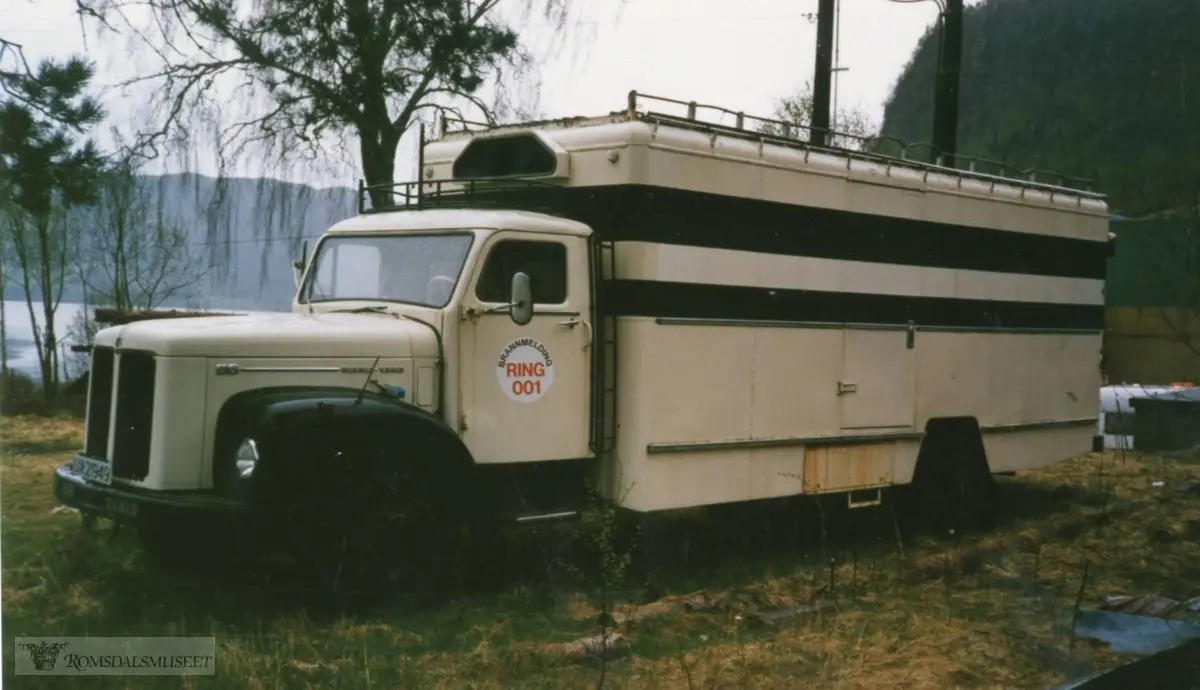Bildet viser en lastebil Scania-Vabis L56 1964-modell. Den ble registrert T-99014. Det ble levert ny til Angvik Auto for å gå i godsrute Molde-Trondheim over Tingvoll og Surnadal. I 1975 ble Angvik Auto overtatt av Surnadal Billag og det nye selskapet fikk navnet Mørelinjen. Lastebilen fulgte med overtakelsen, og den ble omregistrert til UX21949. Den ble deretter solgt og brukt til andre formål. På bildet har den originalfargene fra Angvik Auto..(fra Oddbjørn Skjørsæter sine samlinger i Romsdalsarkivet)
