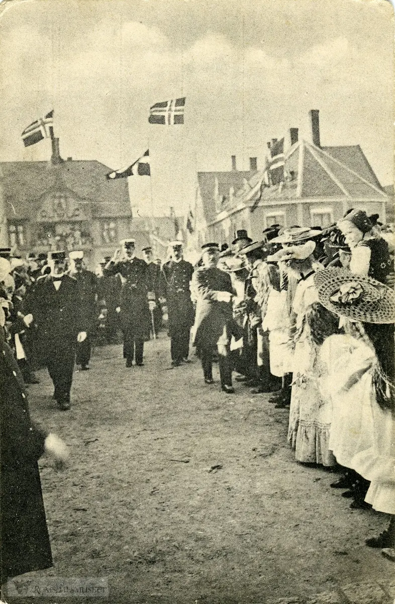Fra Kroningsreisen i 1906..Fra besøket i Kristiansund..Kongen og hans adjutant.