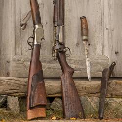 To rifler og en jaktkniv som har tilhørt Johan Alnæs. .(Se R