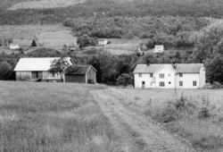 Stubø i bakgrunnen..(Bilder brukt i "Gards- og ættesoge for 