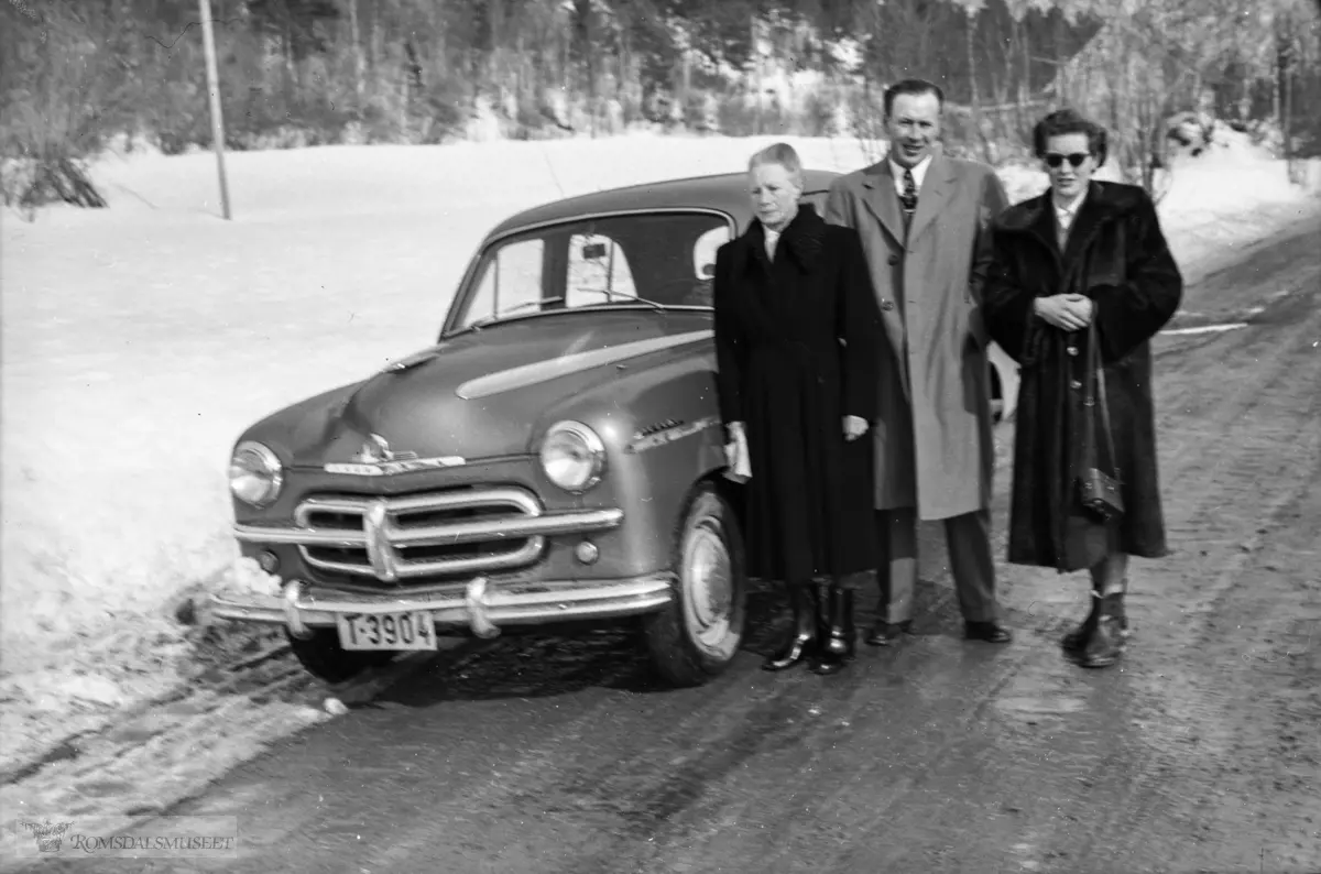 "unge Børresen påska? 1955. Ivar "Amerika" vitjar Emma". .(Vauxall Velox laget fra 1951 - 1957).