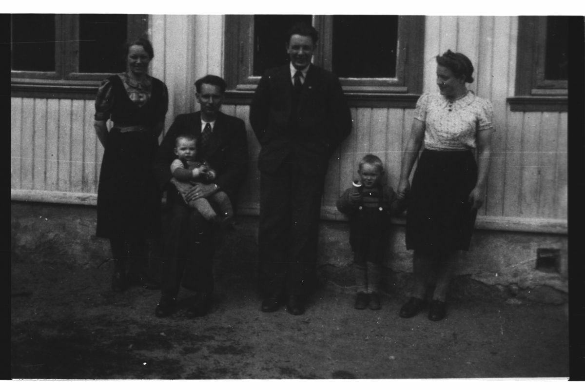 Stavn  1943. Frå venstre Ragnhild Granheim Kinnebergbråten, Eirik Kinnebergbråten med Odd, Thorleif Kinnebergbråten, Alf Kinnnebergbråten,  Anne Brennhovd.