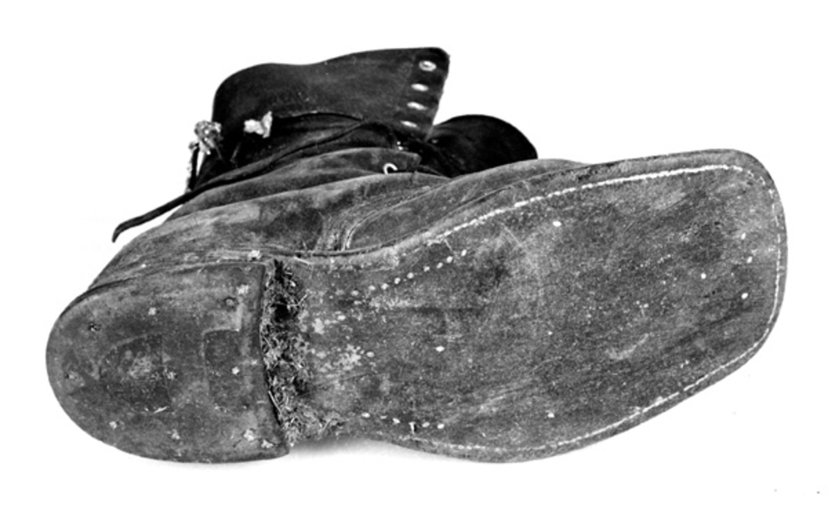 Laget av skomaker Brodal (født i Romedal), som virket i Trysil. Brukt av giverens mann, Halvor Bratteggen (1900-77) som drev som kjører og fløter. 