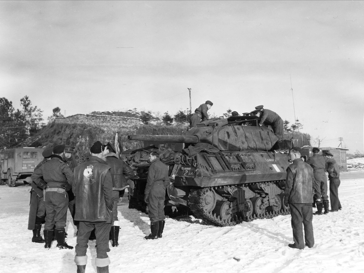En erobret tysk stridsvogn blir grundig studert av norske flyvere fra 132 (N) Wing. De blir også nøye forklart hvor de mest sårbare punktene befinner seg.