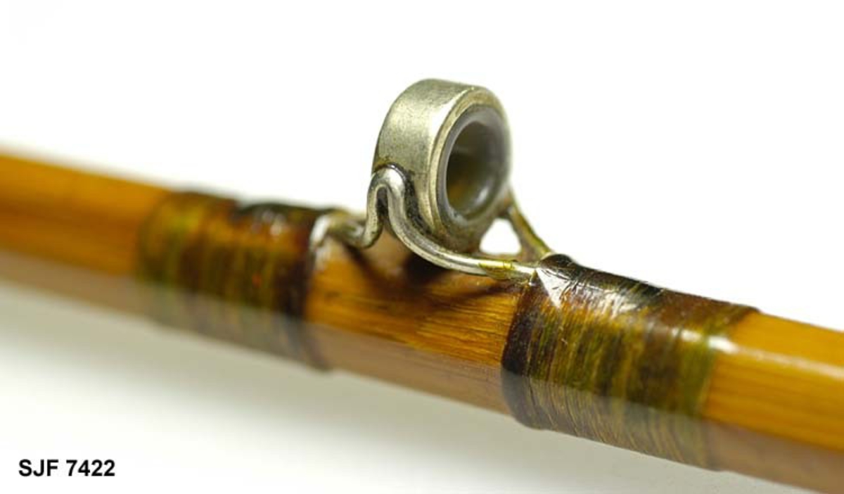 Form: Stanga har sekskantet tverrsnitt
Tredelt splitcane-stang med ekstra topp. Stålkjerne. Stanga er oppbevart i et futeral av seilduk med Hardys merke på. Top- pene ligger oppbevart i en metallsylinder (L:111). Stanga har korkhåndtak. Stanga er enhånds og trolig brukt til ørretfiske. Giverens far var en ivrig sportsfisker og er gitt tittelen "Den fullendte sportsfisker". Se omtale i Villmarksliv 8, 1973. I tillegg til ovennevnte påskrift står det på posen: Olav Orm- stad 1921. På stanga står det i tillegg: The Sournament Rod. 
