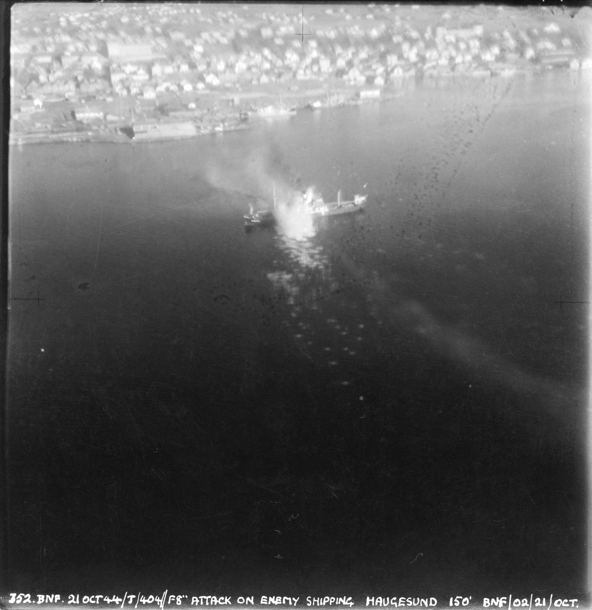 Fly fra 404 skvadronen angriper fiendtlig skip i Haugesund, 21. oktober 1944.