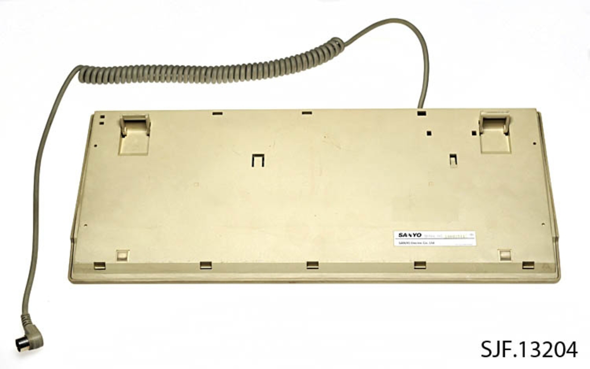 Halmskoene ble brukt til forskjellige bruk som tøffler, utesko og fjøssko. Halmen som er blitt brukt i skoen kommer enten fra havre, hvete eller rugmalm. Ved jobbing med malm må stråene være passe våte. Halm ble brukt til nyttegjenstander. 1 par. 
