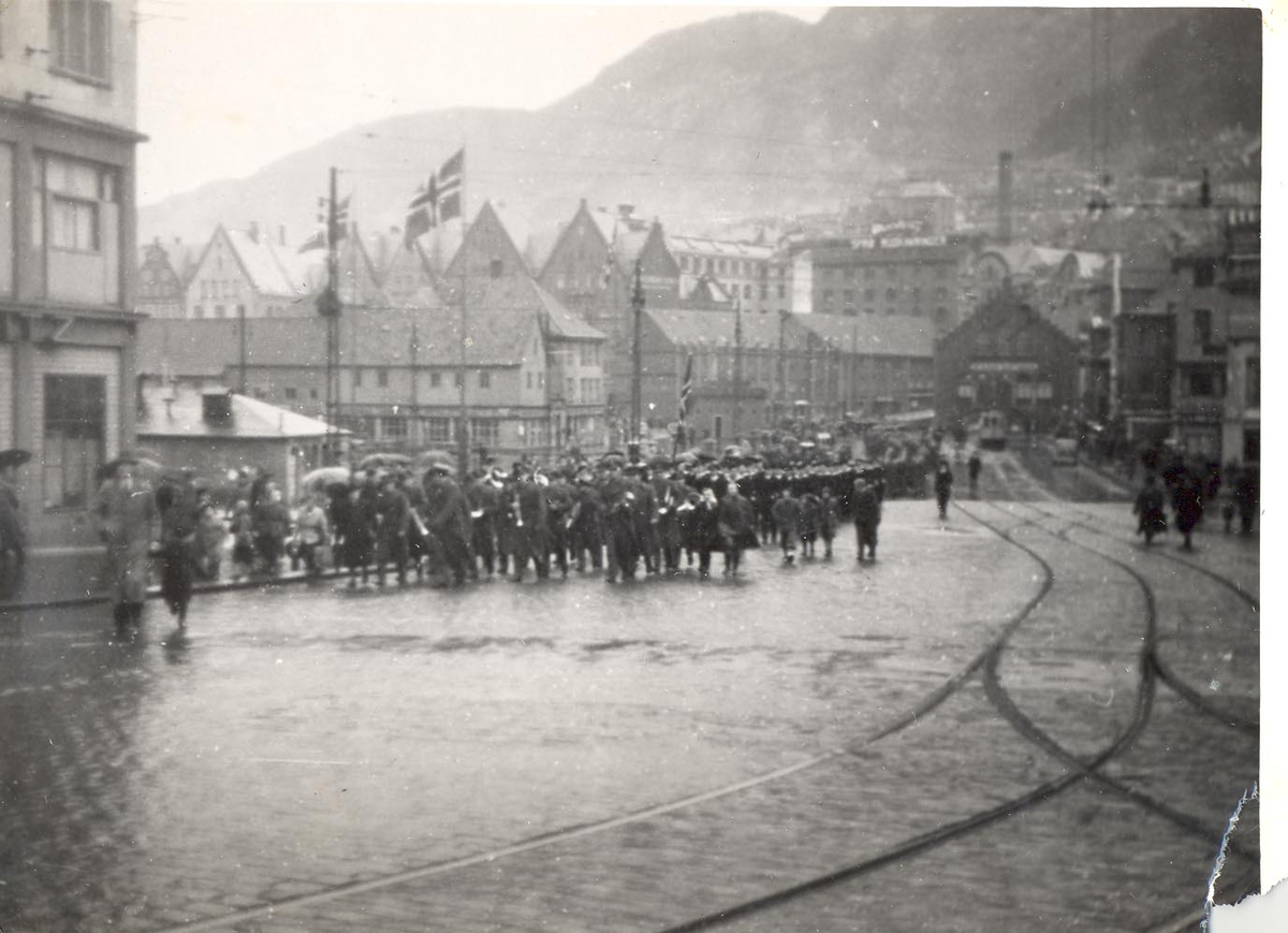 Enkeltbilde. C-kl jager KNM Bergen ankommer Bergen for første gang. parade og marsjering gjennom  byen.
