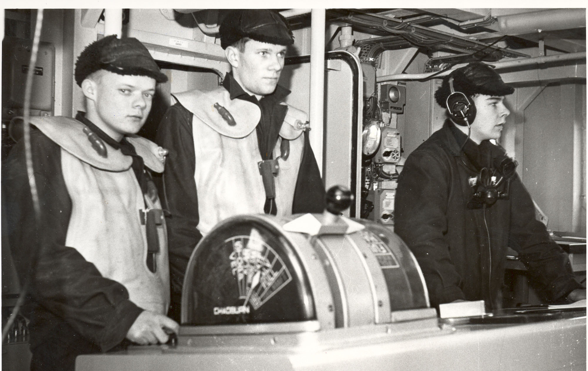 Tjueen foto fra fregatten KNM "Oslo" under tjeneste vinteren 1967 i Nord-Norge. Livet om bord, styrhusbesetning