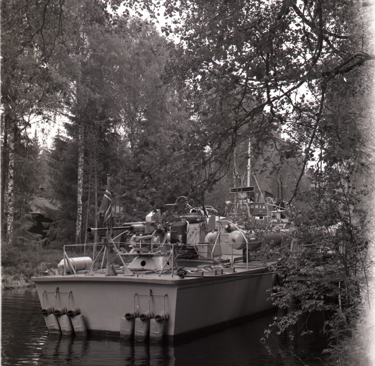 Samlefoto: Elco-klasse MTB-er gjennom Bandak-kanalen i juli 1953.
MTB og kanalbåten Victoria.