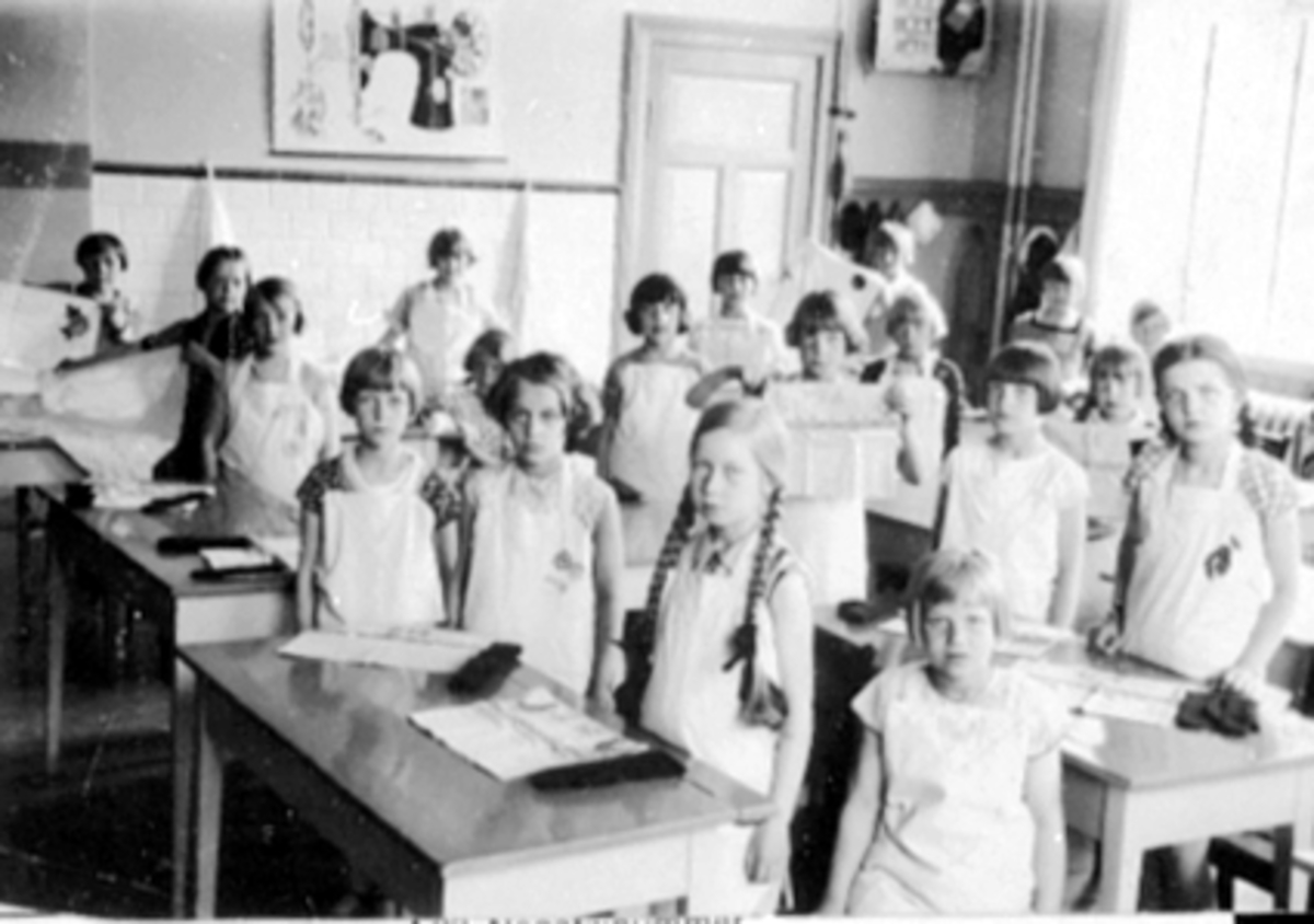 Hamar folkeskole, Pikeskolen, elever fra 5-6 klasse. Håndarbeidstime. 1932. Ukjente. Undervisning, klasserværelse.