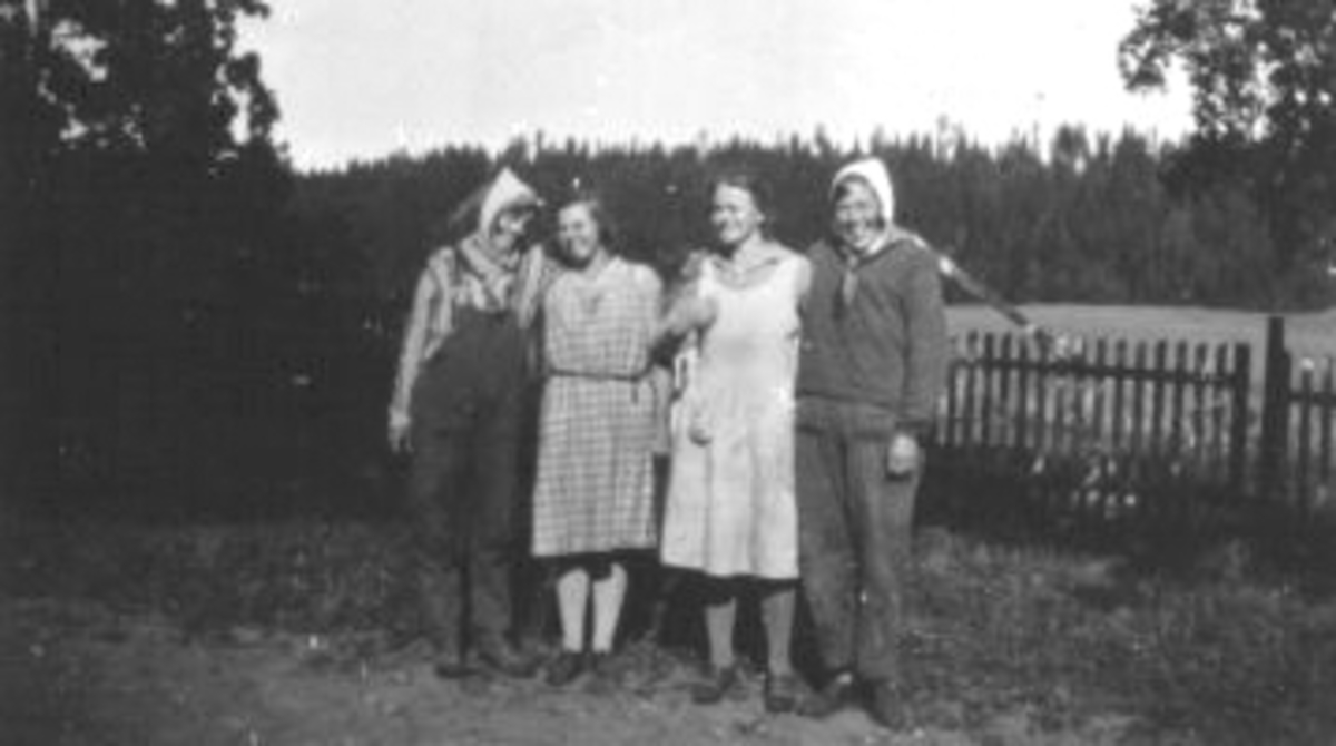 4 unge jenter på Eik, Helgøya. Foran stakittgjerde mot Eikstoppen.