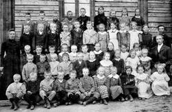 Elever og lærere ved Evenrud, Helgøya i 1898. 

Bakerst fra 