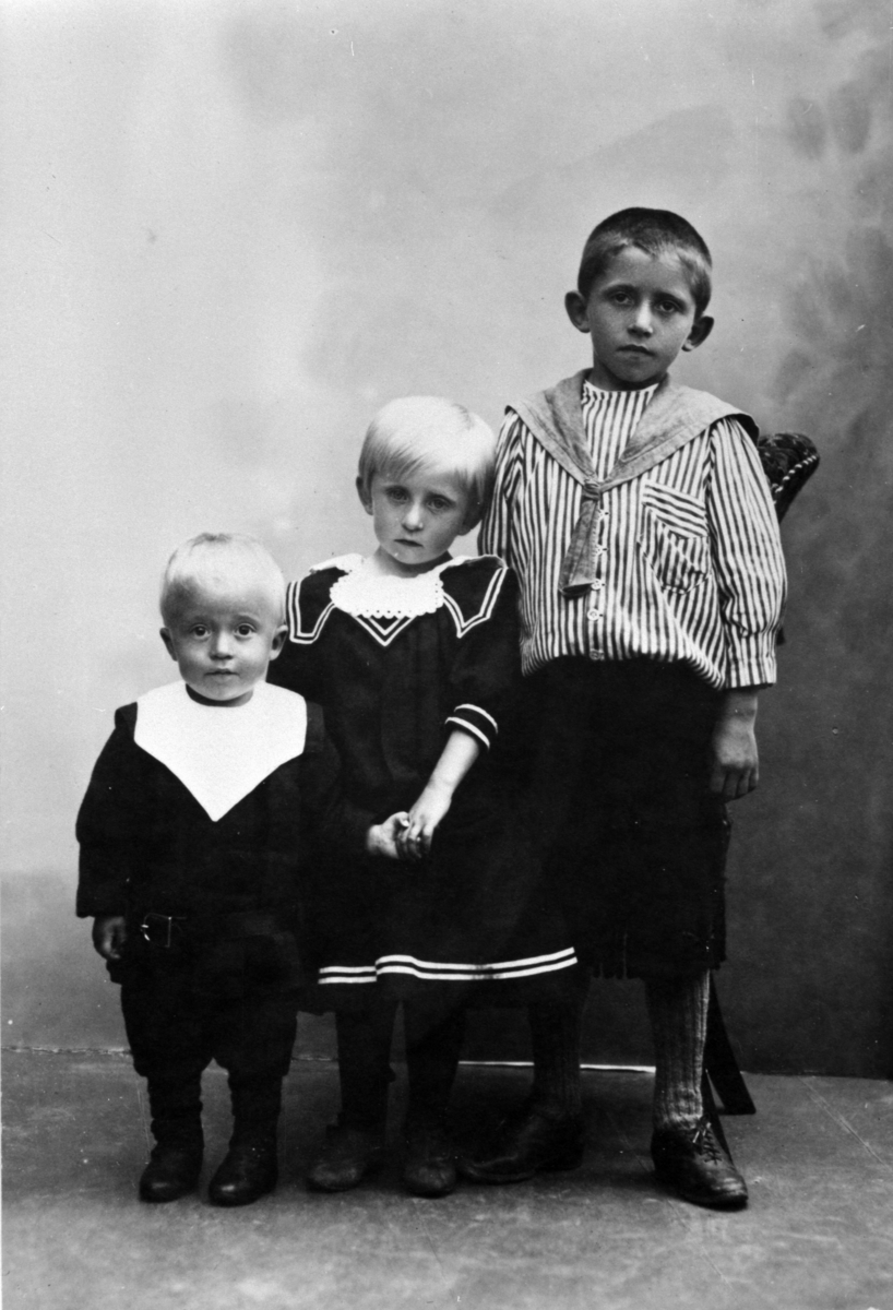 Tre søsken på Kvam, Nes, Hedmark. Trond Svartshoel (1901-1974), Ingrid Margrethe Svartshoel (1899-1981), Ole Svartshoel (1895-1967).