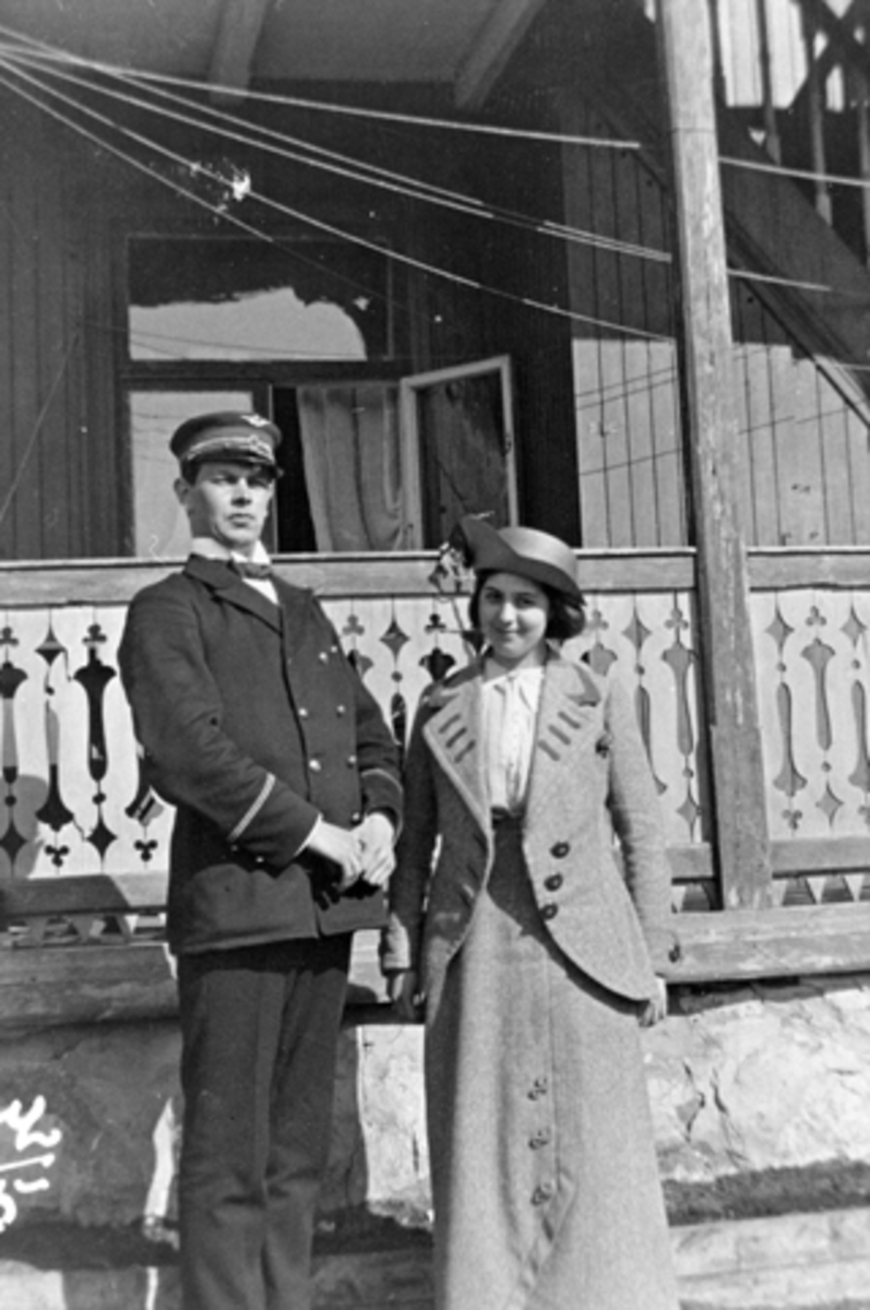 Mann i uniform (jernbane) Godager, dame med drakt og hatt, Jørgensen, Ringsaker.