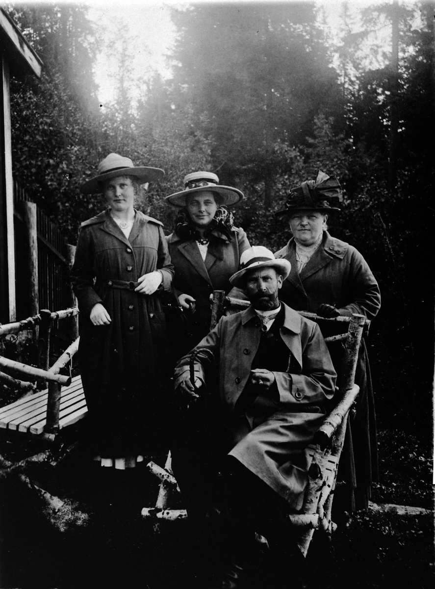 Foran Gudbrand Stafsberg, bak til høyre hans kone Marthe Stafsberg, Agnethe Snarud (søster av Marthe), Gudrun Stafsberg (datter). Snarud gård, Furnes, ca.1910-15.
