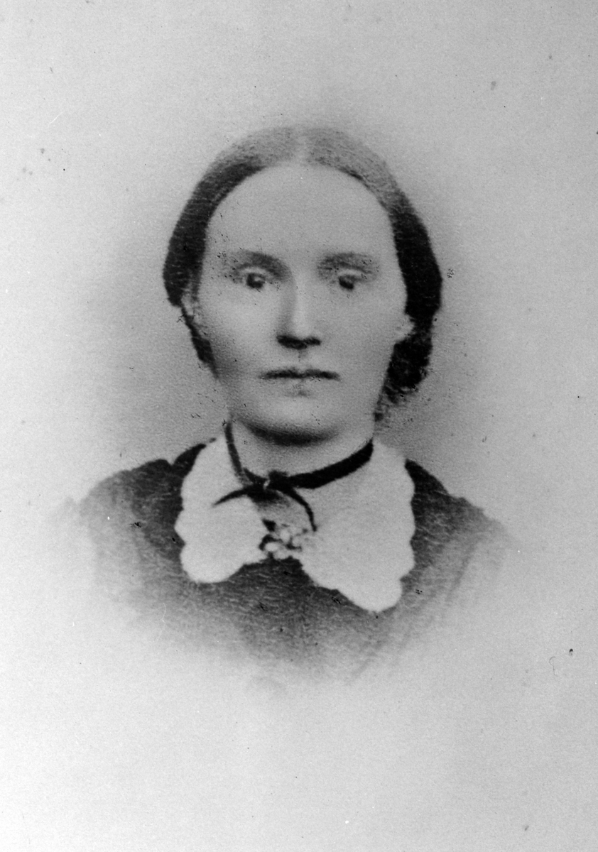Portrett, Helene Olsdatter (1833-1874) fra Båberg, Ringsaker. Gift med Hans Larsen Storlien, Ca. 1865-74.