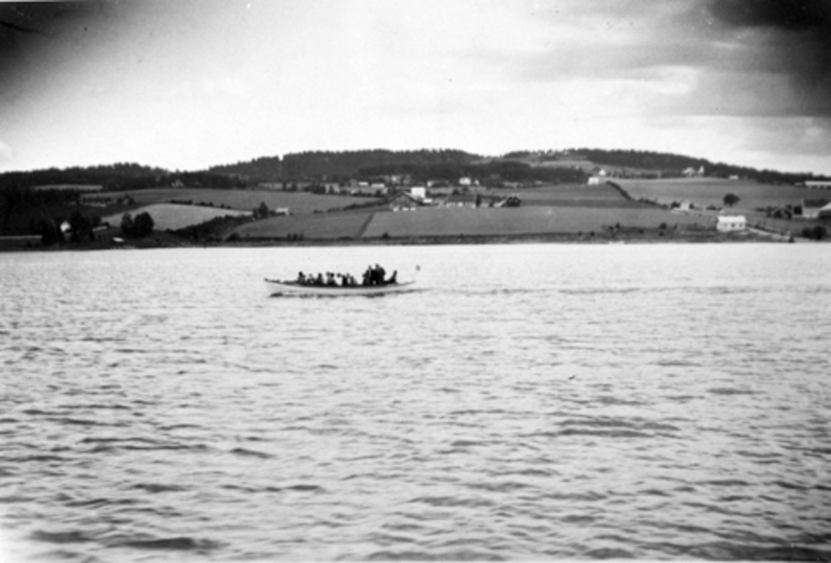 Motorbåt full av personer ombord i Nessundet mellom Nes og Helgøya.