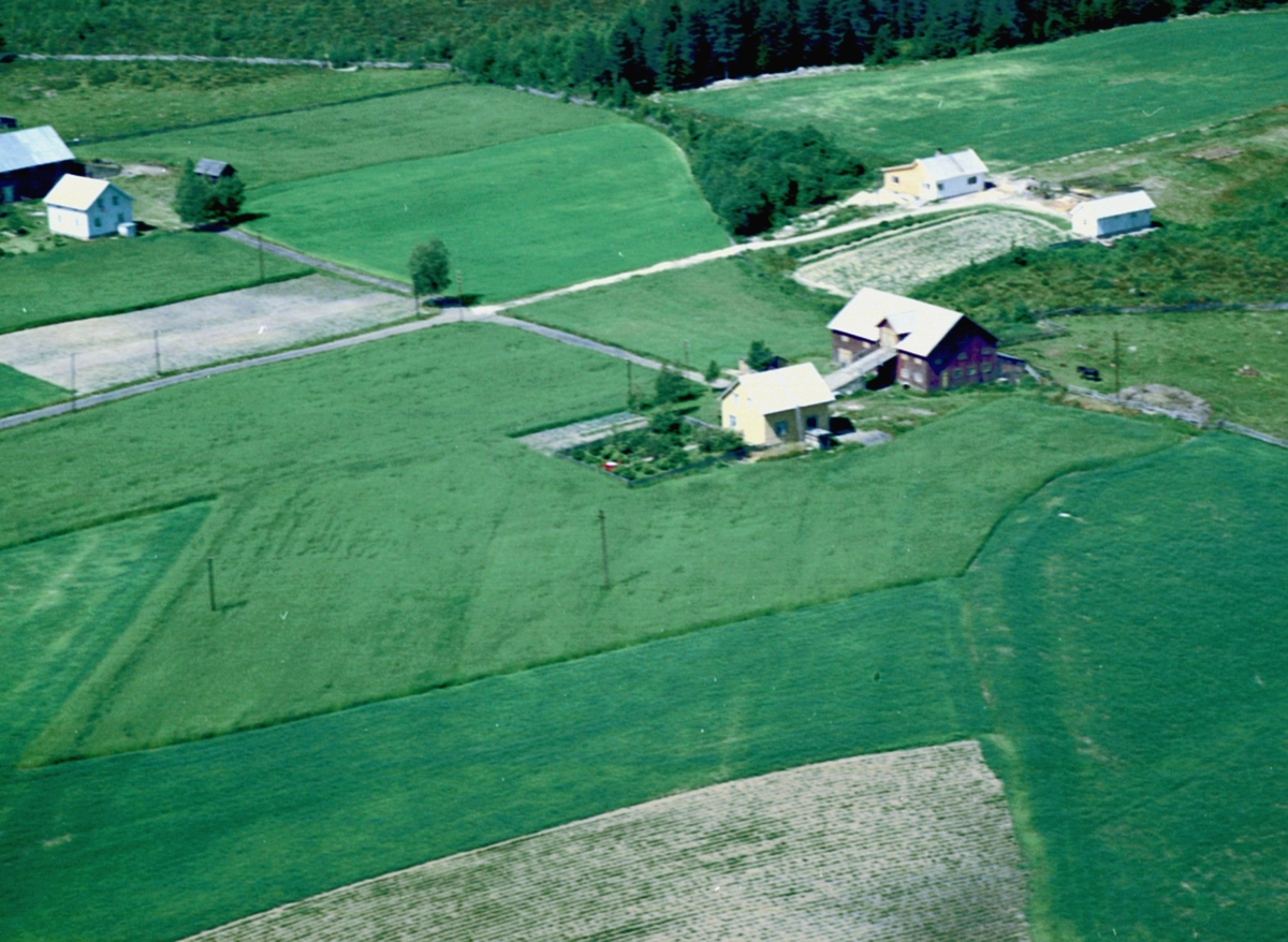 FLYFOTO LØTEN; Lindbo, Slettås øverst til høyre, Kvarstad i venstre bildekant.