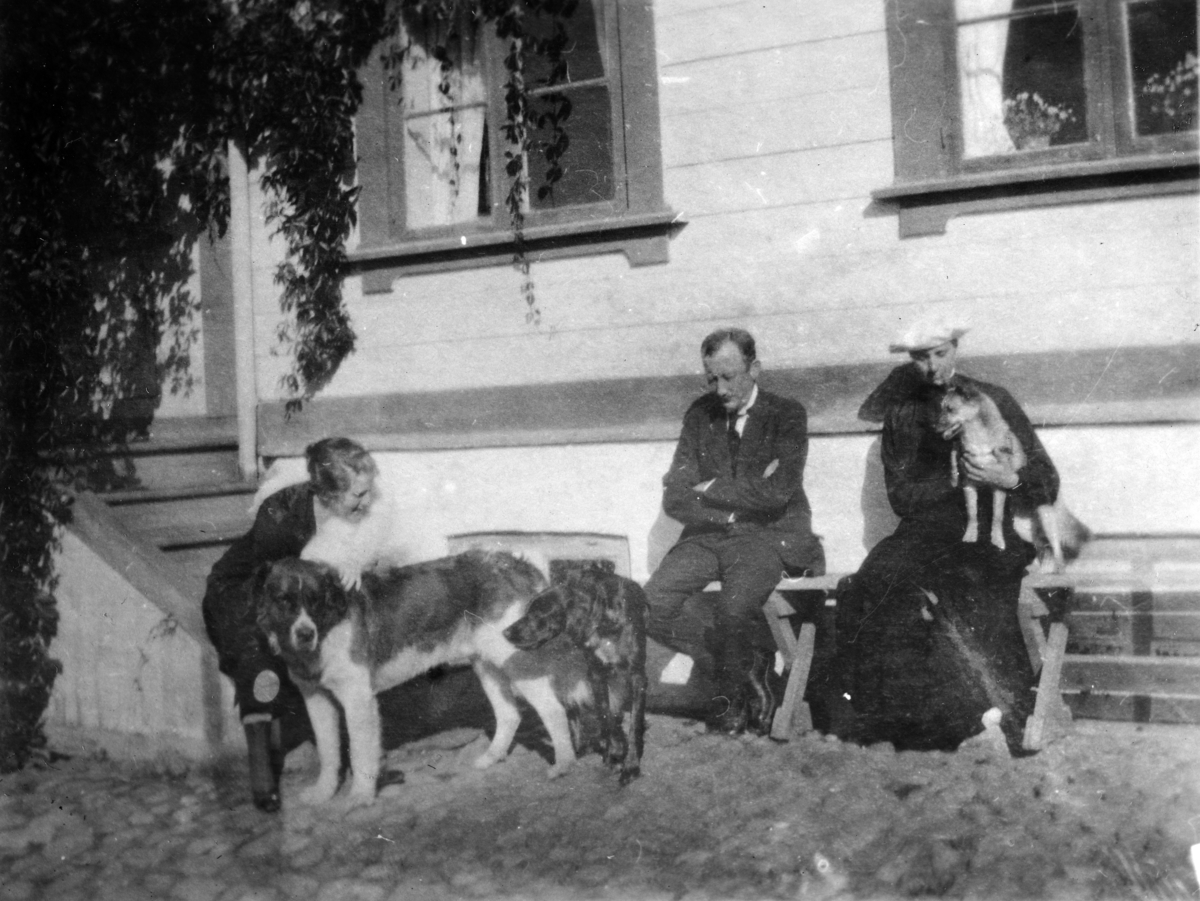 Ragnhild, Thomas Egor og Signe (begge født Moestue) Og hundene Buster ...