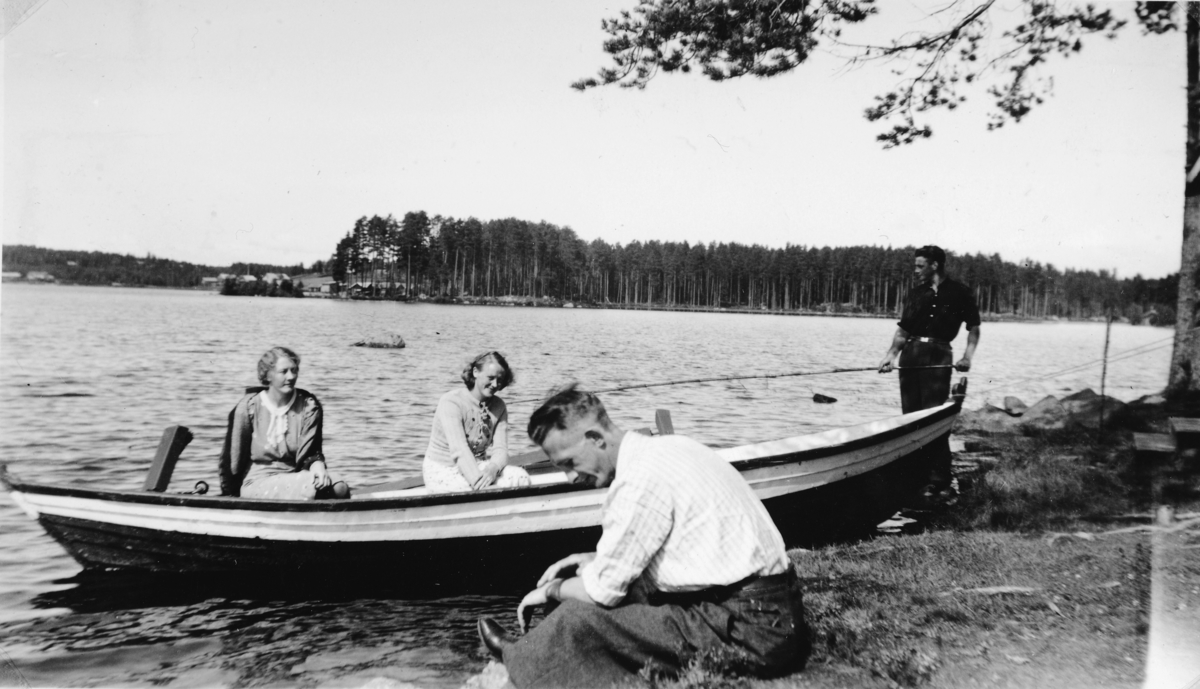 Harasjøen i Vallset. Agnes og Gunvor Nordseth i robåt. Johannes Nordseth og Egil Nordseth med fiskestang. 1930-tallet. 