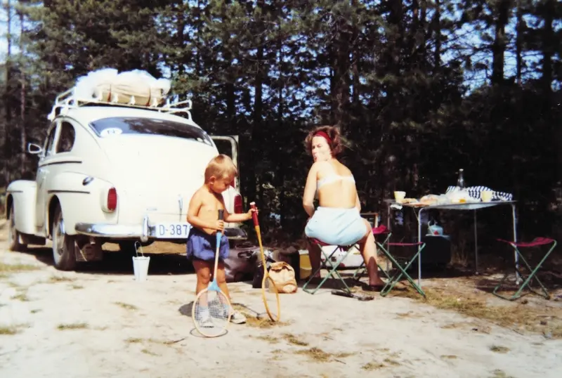 På feritur, biltur 1966. Rast langs vegen. Bjørn Nordseth og Inger Sissel Nordseth. Bil og campingutstyr. 