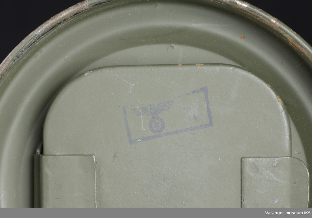 Komplett utstyrt Wehrmact model 1938 gassmaske-sett. Maske og stropper i tøystoff. Brillekomponter i plast. Nederst i beholderen, en tøyduk ca. 20x25 cm beregnet til brillepuss. På underside av topplokk, et lukket rom med 3 par ekstra brilleglass.