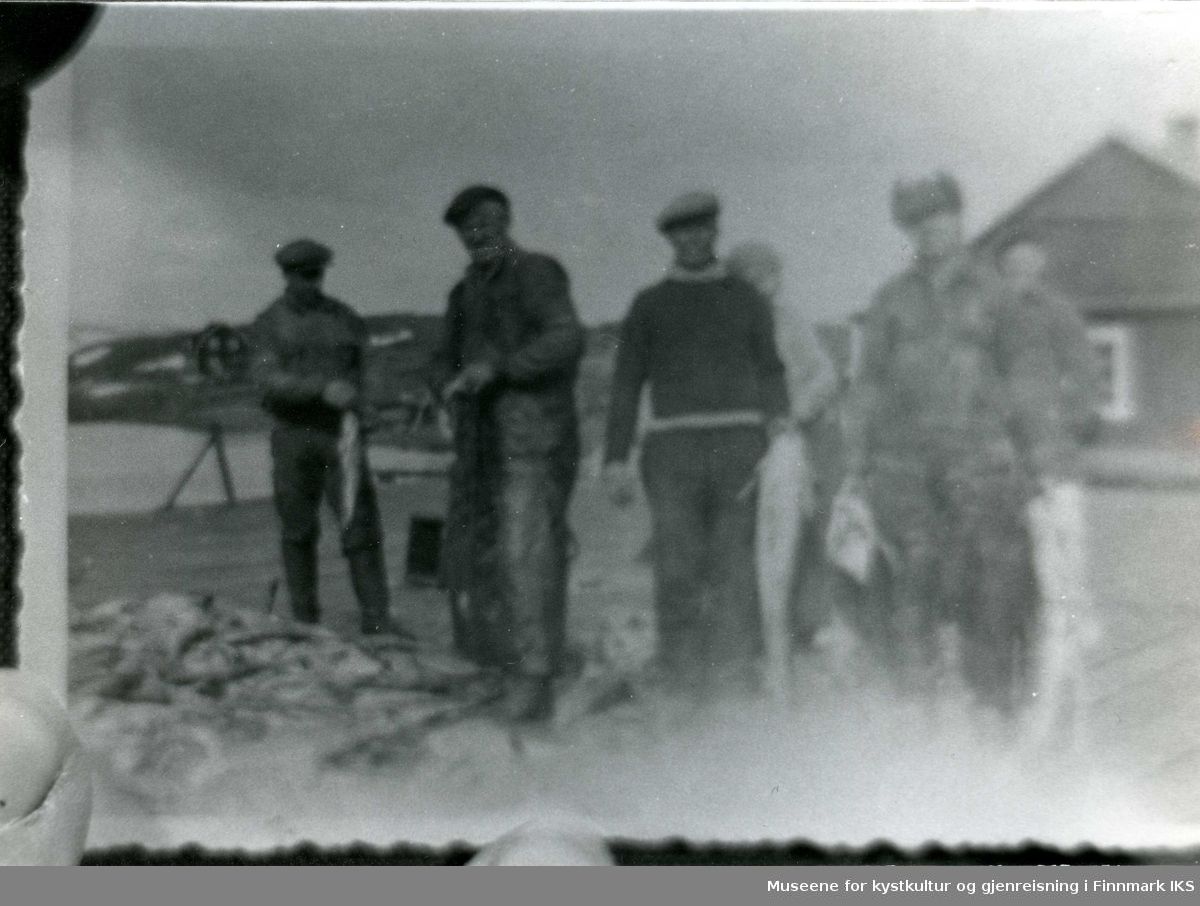Kaiarbeid i Gamvik 1930.
fra venstre :
1. Håkon Thorstensen
2. Joakim Johansen
3. Eilif Torbjørnsen
4. Ella Thorstensen bak.
5. Arnold Torbjørnsen
6. Ukjent.