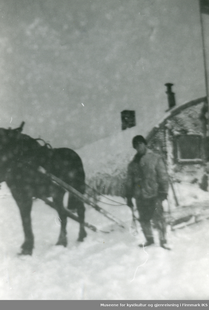 Gunvald Olsen med hest utenfor Dansk Hjælpekolonnes brakke "Danebo" i Gamvik. 1946.