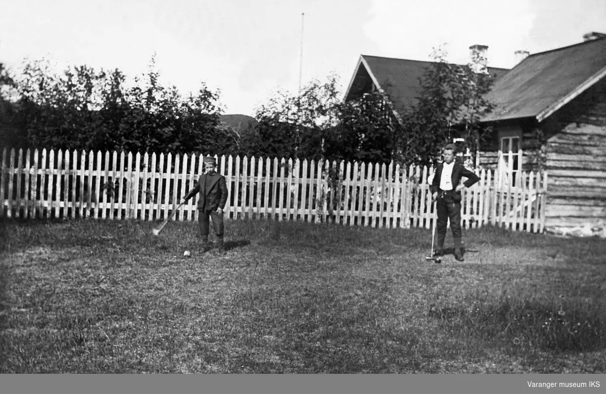 To gutter spiller krocket i hagen til Akkujarg lensmannsgård ved Polmak 1901.