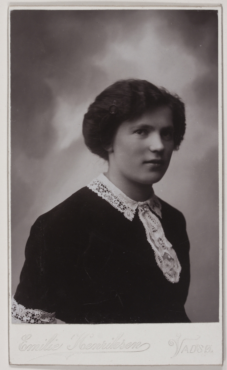 Visittkortfotografi. Frk. Karoline Kestilæ, 1913 ?