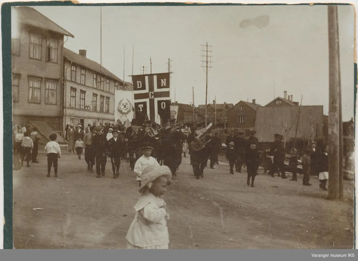 Demonstrasjonstog eller 1. mai-tog tidlig på 1900-tallet i Vardø