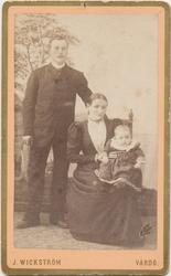 Familieportrett, mann, kvinne og barn