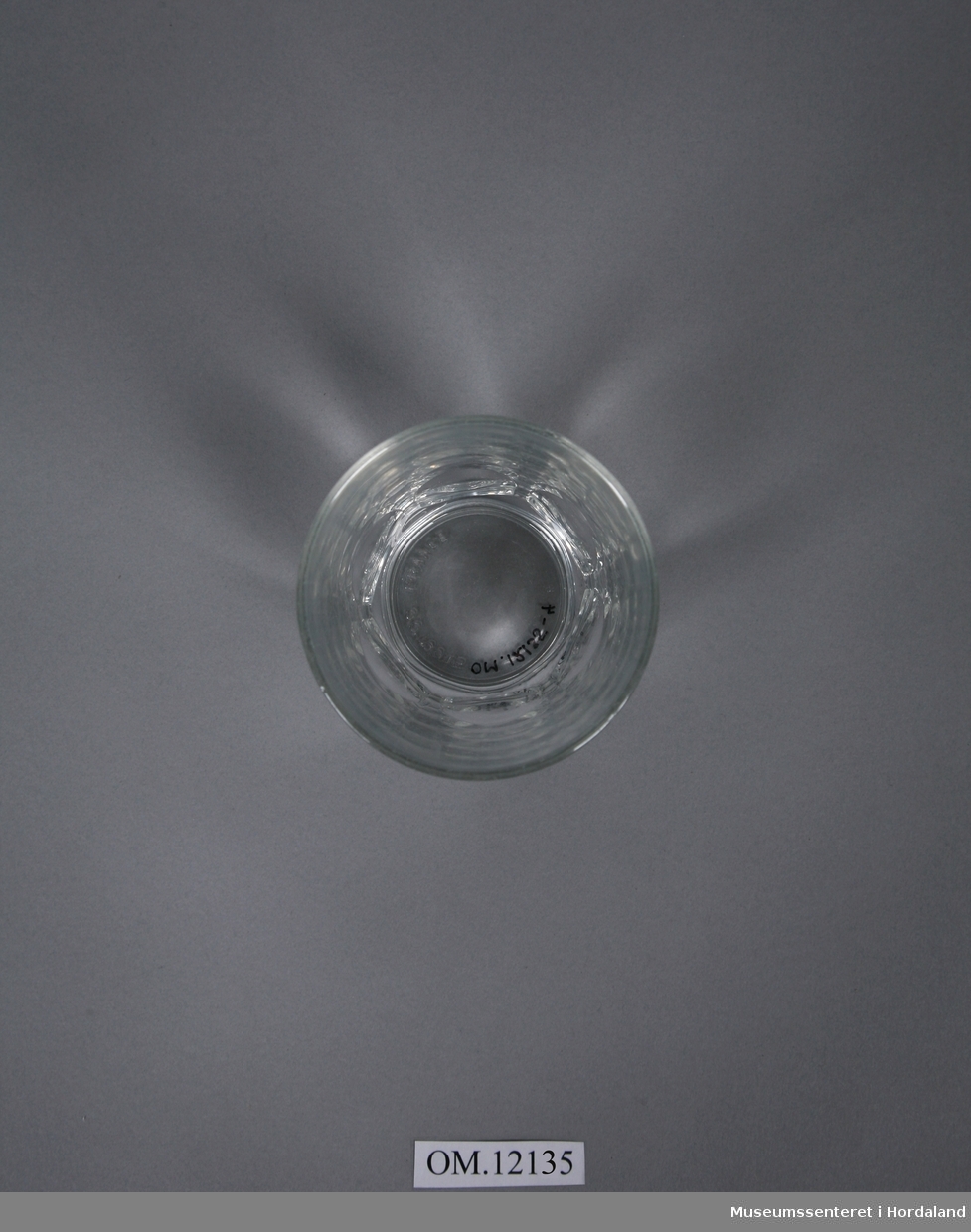 4 blanke drikkeglass på ein liten sokkel med ein krans av rundtslipt mønster på nederste tredjedel av glasset- mønsteret består av 6 ovale former.