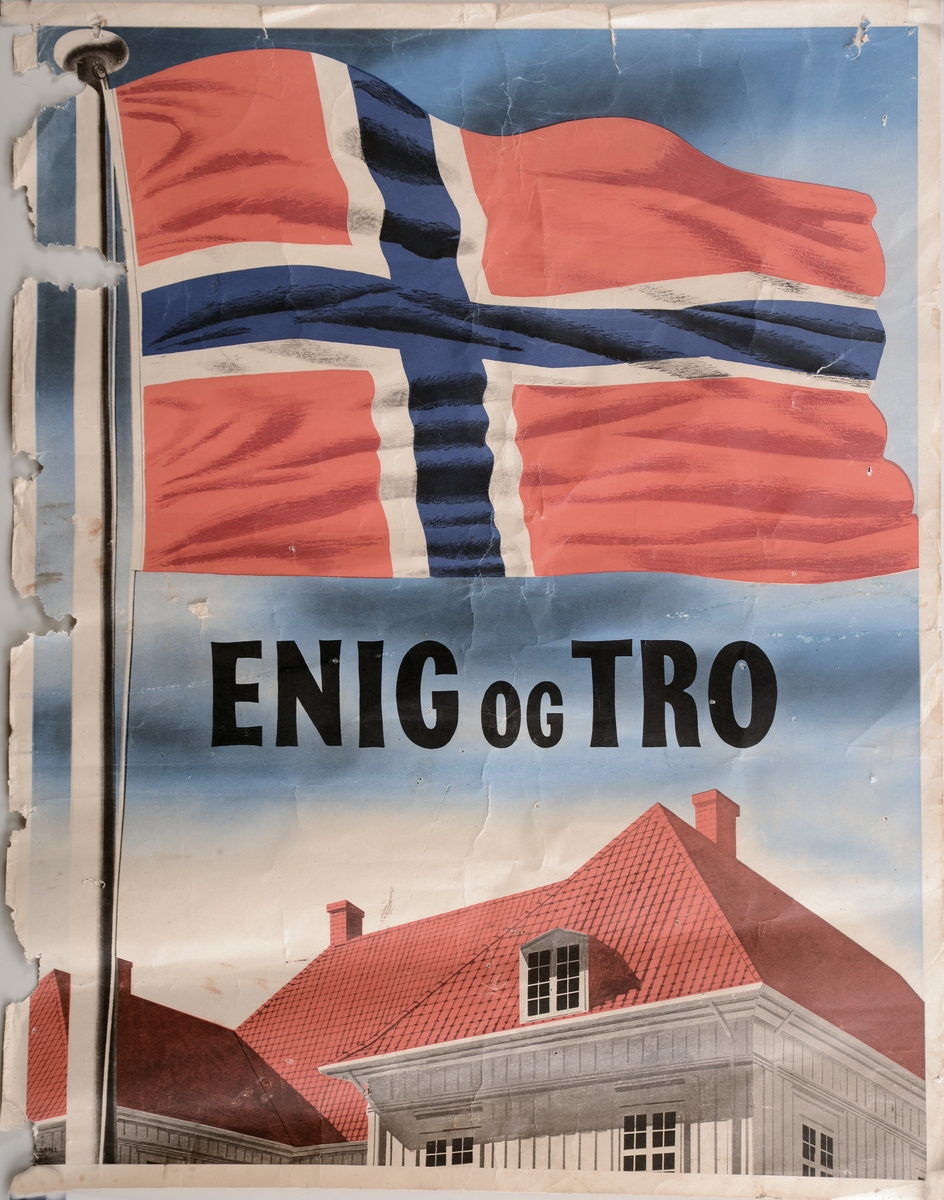 Det norske flagg vaier  fra en flaggstang med et hus i bakgrunnen.