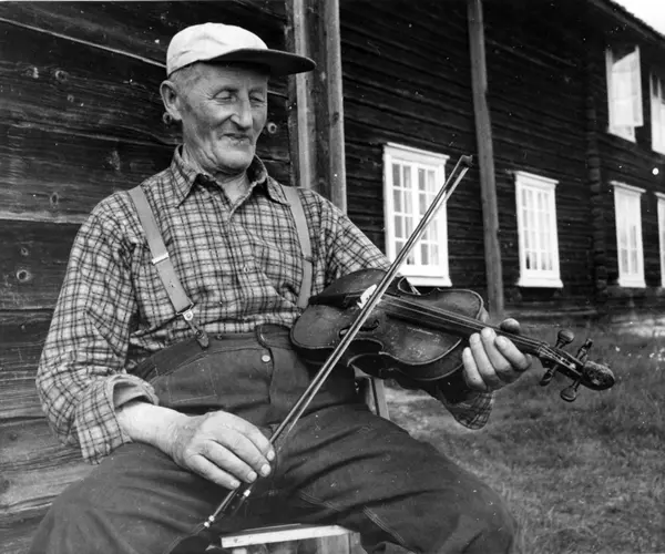 Olaf Lindtorp Med Porkkalafela - Fiolinen Som Har Tilhørt Finnskogenes ...