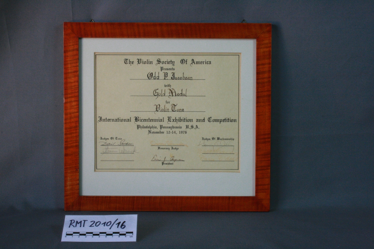 Diplom fra The Violin Society of America. Gullmedalje Philadelphia i 1976. Satt i glass og ramme.