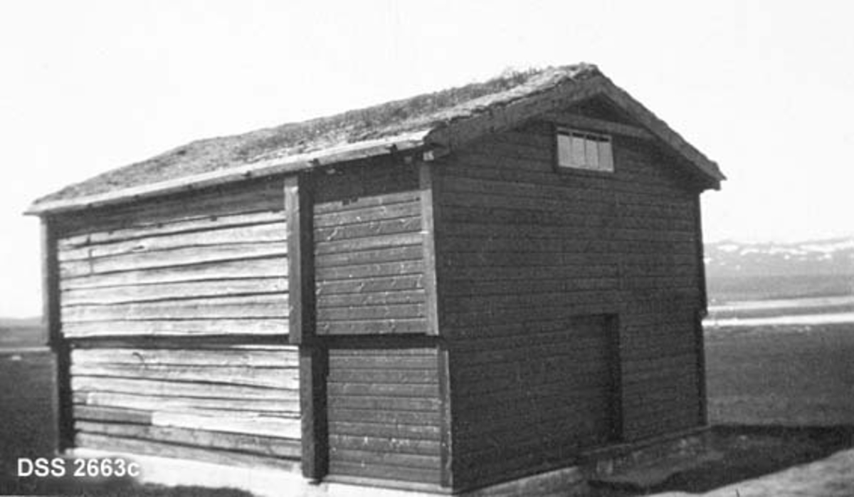 Bebyggelsen ved Fokstua på Dovre.  Tre kopier med ulike bygninger: a. Fjellstua, et laftet våningshus i et etasjer med bakstue, også i to etasjer, b. "Søpå", et våningshus i to etasjer, tilsynelatende med to rom i hver etasje, c. Stabbur, laftet i et etasjer, bordkledd inngansparti som muligens kan ha annen konstruksjon.  Stabburet er oppført i 1923, delvis av materialer fra ei nedrevet mjølkebu.