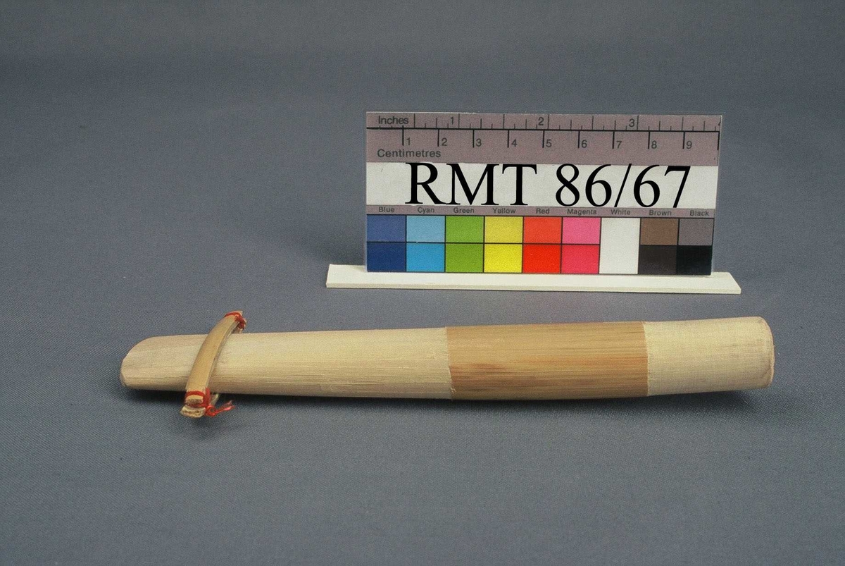 Dobbelt rørblad laget av siv. Blåseenden avskalet (ca 76mm), tillpasset og sammensatt av to mindre biter tverrgående bambus som er sammenbundet med rød tråd i hver ende. Nedre enden også avskalet (ca 28mm) for å passe inn i instrumentet.