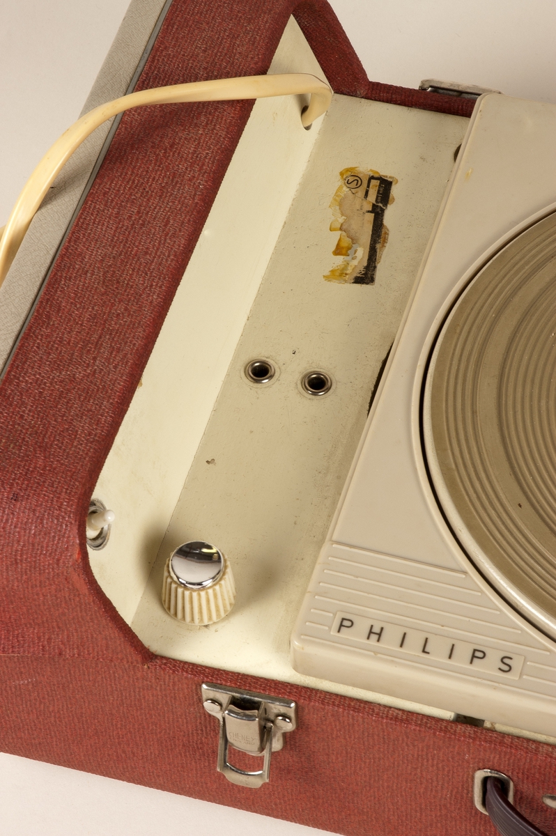 Platespilleren har fire hastigheter: 16, 33 1/3, 45 og 78 rpm. Kofferten har håndtak og kassen består av finertre og er trukket med rød vinyl. Pickupen er av type Philips AG3305 med to diamantnåler. Arm er av plast. Platespilleren avspiller i stereo på to integrerte Philips AD1400-høyttalere i hver ende.
