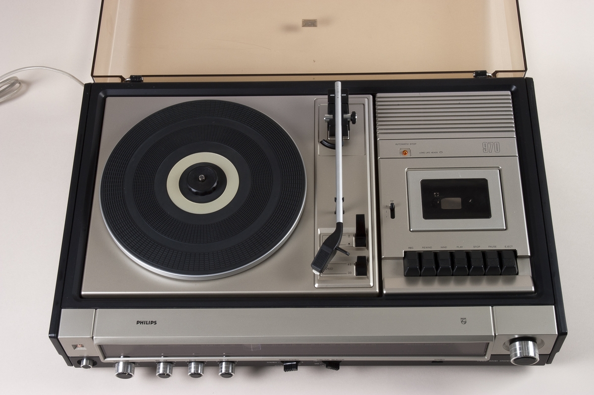 Kompakt stereoanlegg med radio, plate- og kassettspiller.