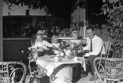 EGIL DANIELSEN M/FAMILIE. FRIIDRETT. STED:RØREKSGATE. KOMMUN