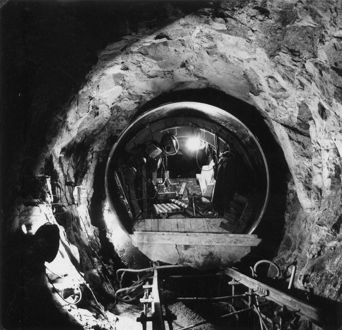 Toppen av røyret som er sett inn i vasskrafttunnelen.