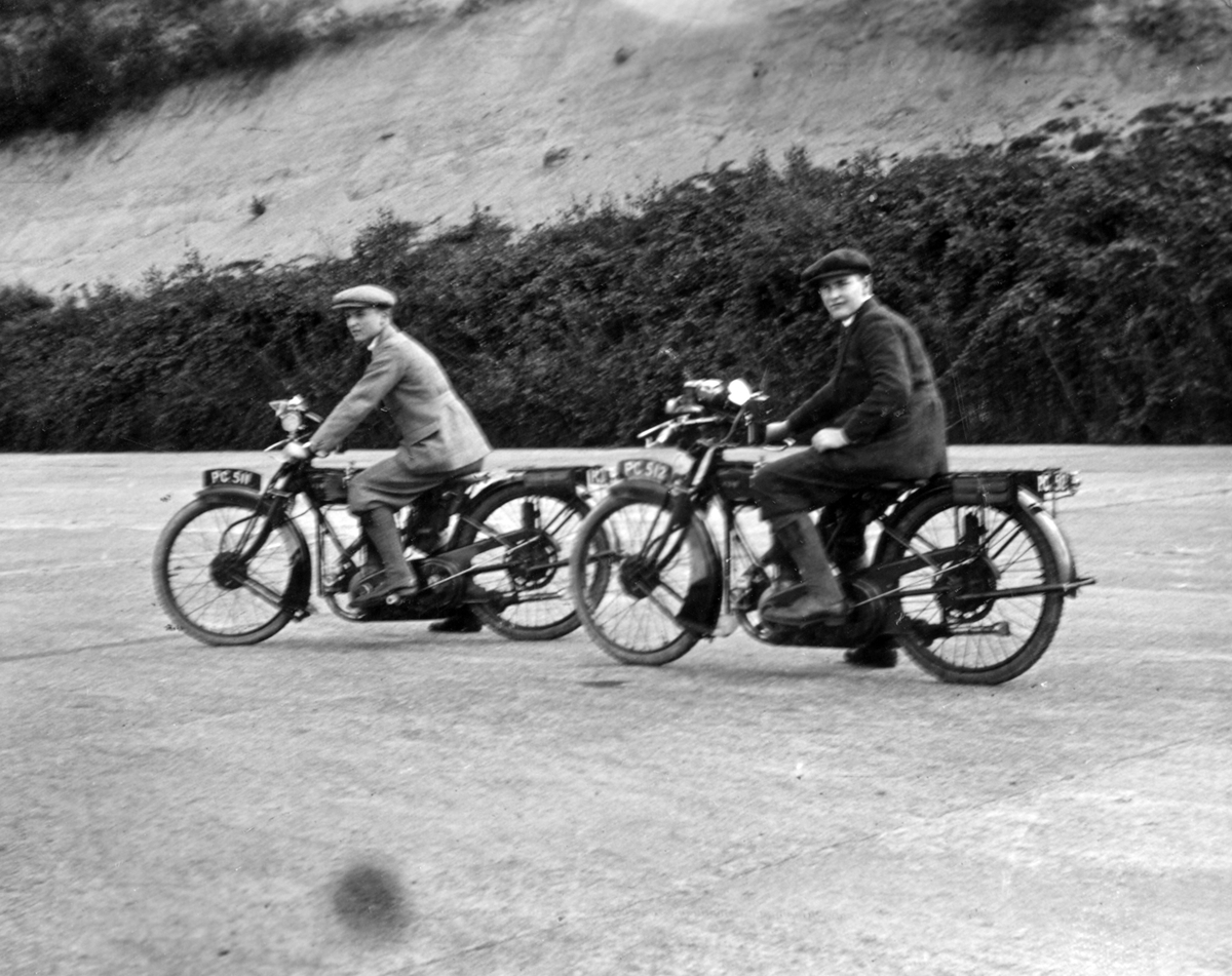 To unge menn på hver sin motorsykkel.