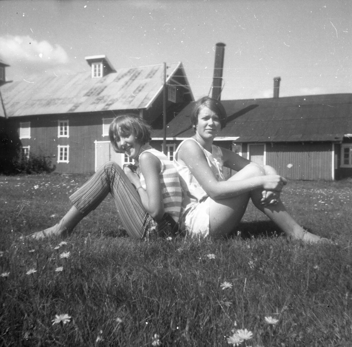 To unge jenter, Nordre Rustad