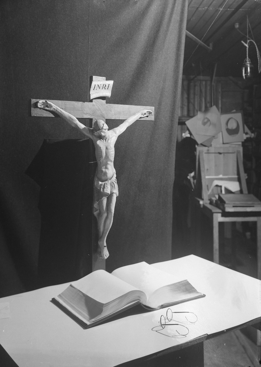 Kors med Kristusfigur og bibel