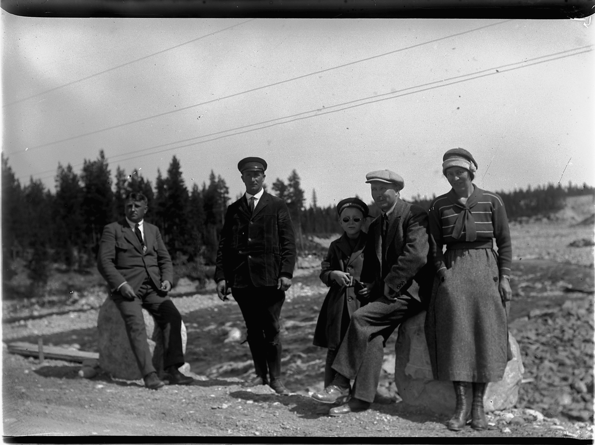 Osen, "fra det utgravde fall", gruppe på utflukt, fra venstre. Jevne, Brattbakken, K. M. Jørgensen med kone og sønnen Knut Jørgensen ?,