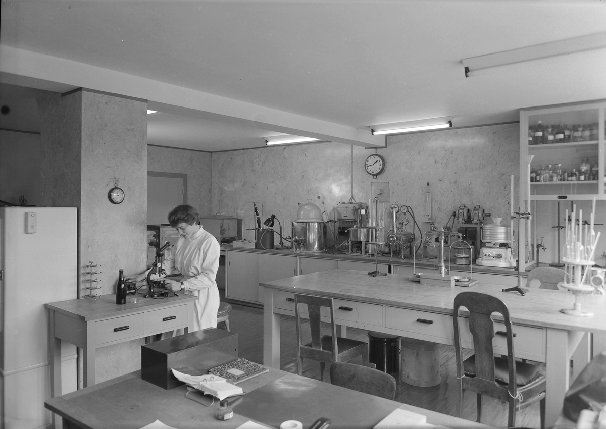 Interiør fra laboratorium ved E.C. Dahls Bryggeri