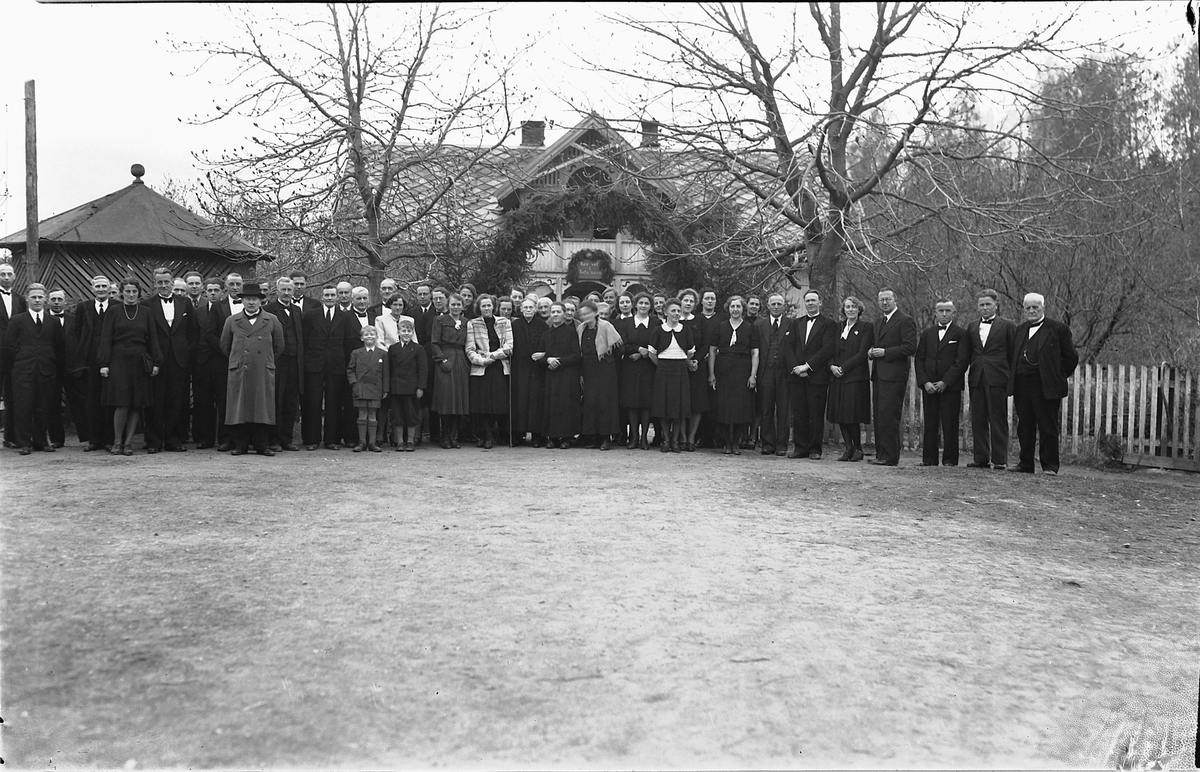 Ringsaker, Moelv, Løkkekvern, Kristian Prestkværns begravelse i 1946. Følget er samlet på Løkkekværn gård til kaffe etter begravelsen.